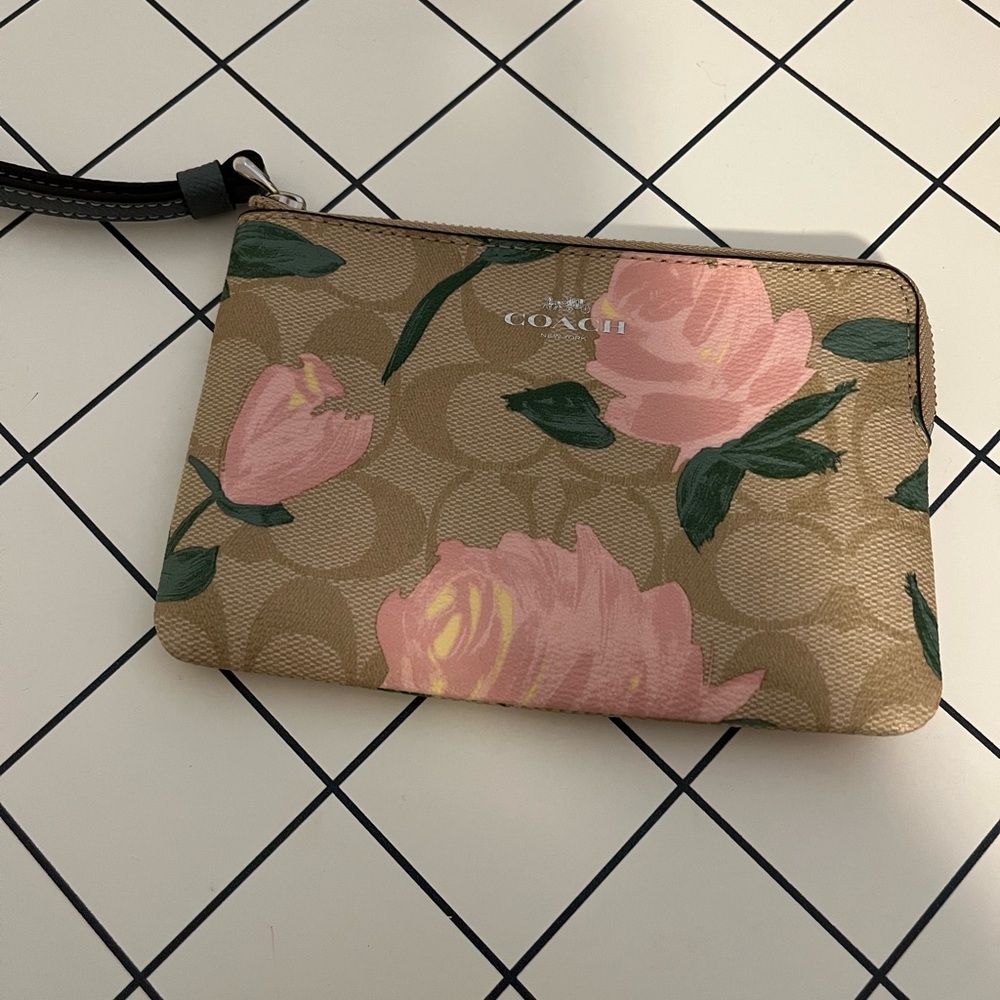 Coach Painted Rose Print Wristlet💗